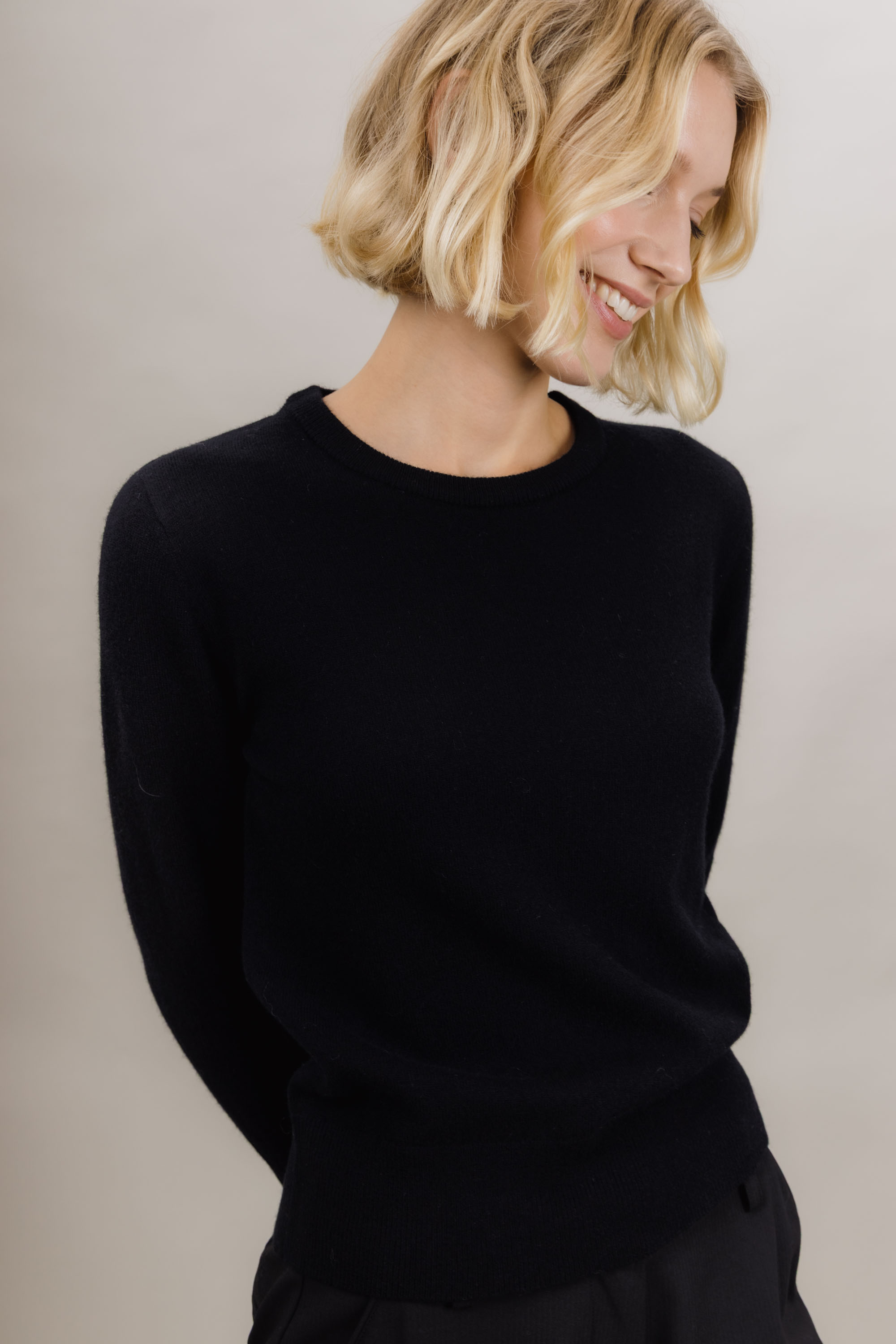 Urban Pioneers Female Bailey Crewneck SWEATER BLACK