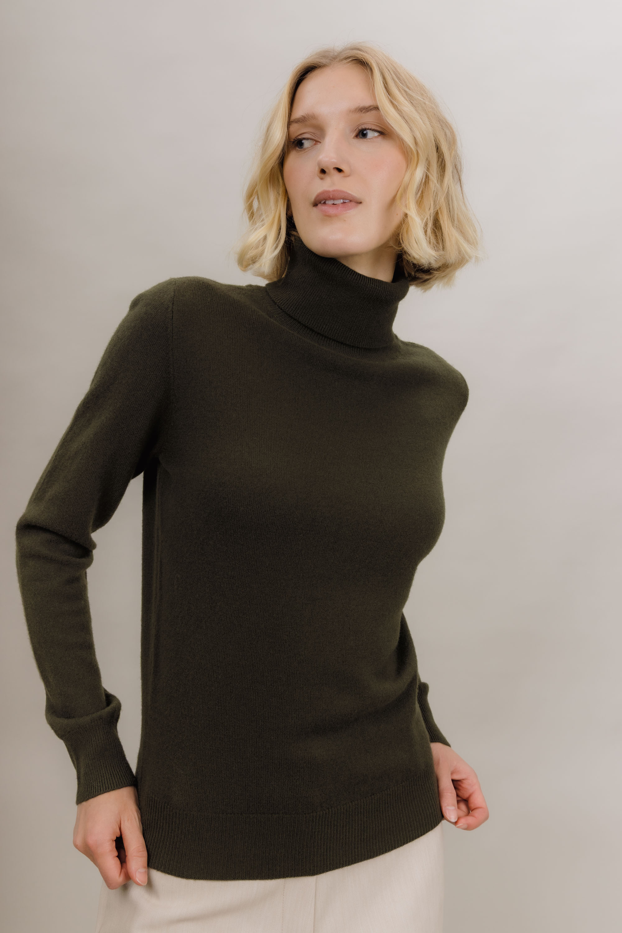 Urban Pioneers Female Bailey Turtleneck SWEATER DARK OLIVE