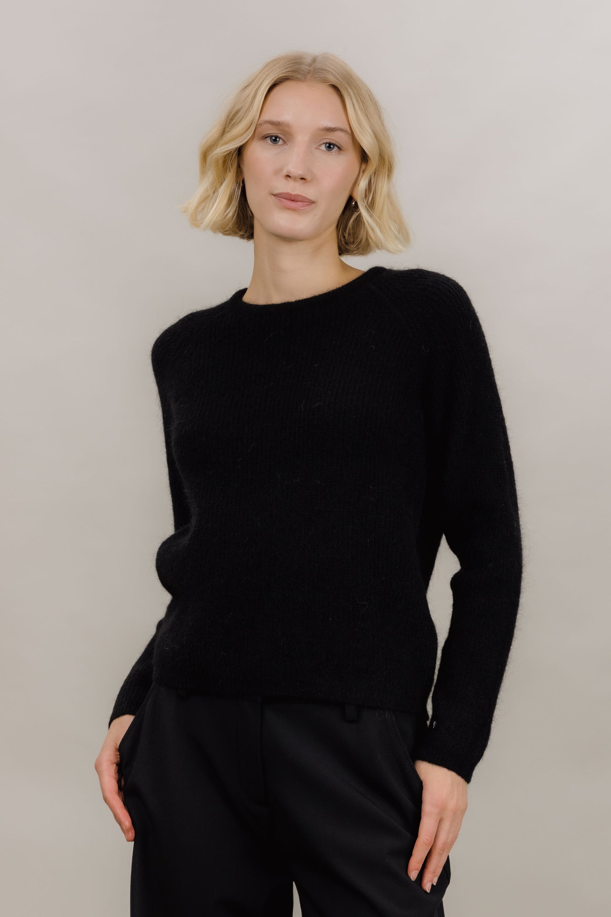 Urban Pioneers Female Betzy Sweater SWEATER BLACK