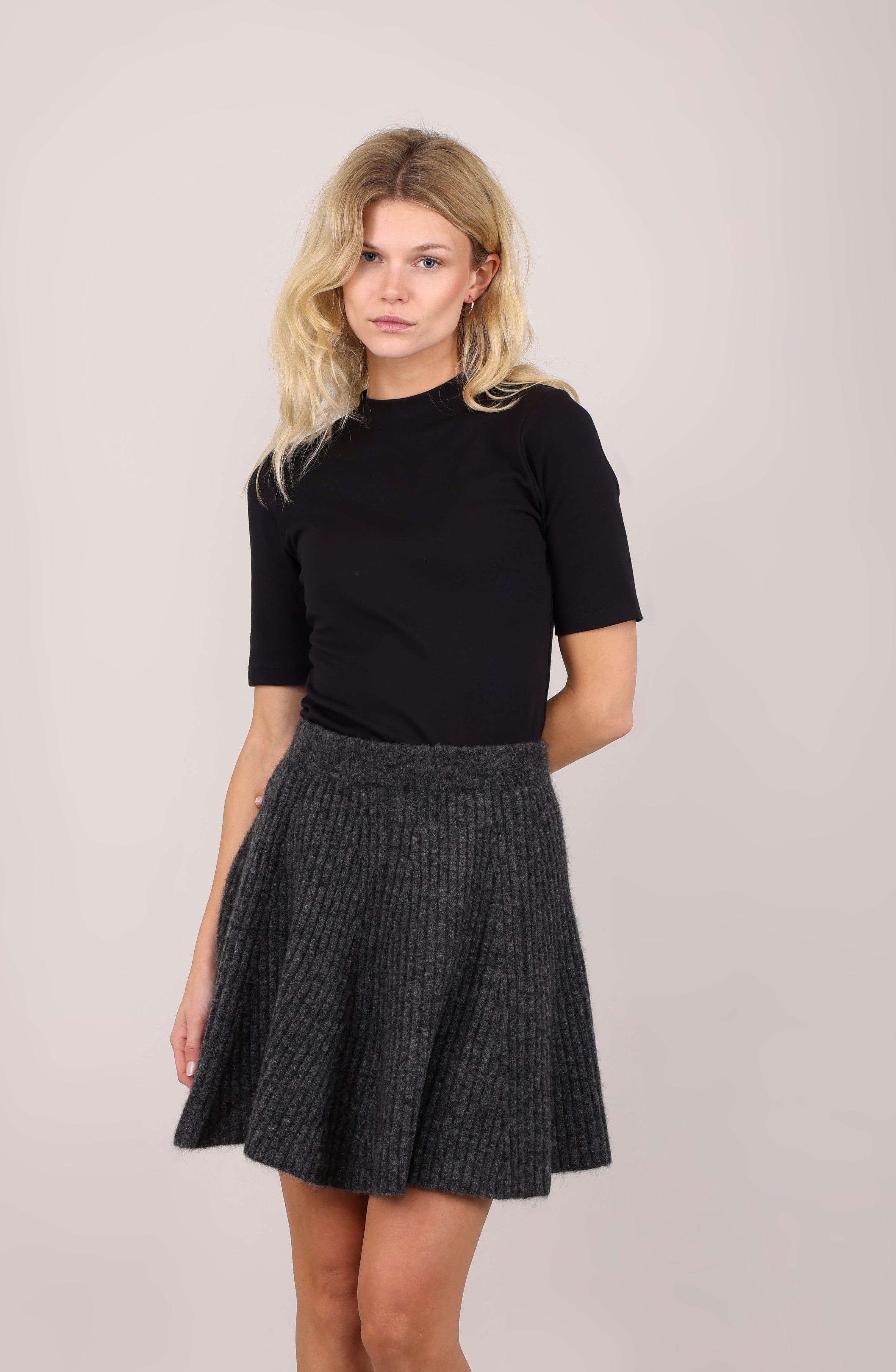 Urban Pioneers Female Lara Tee T-SHIRT BLACK