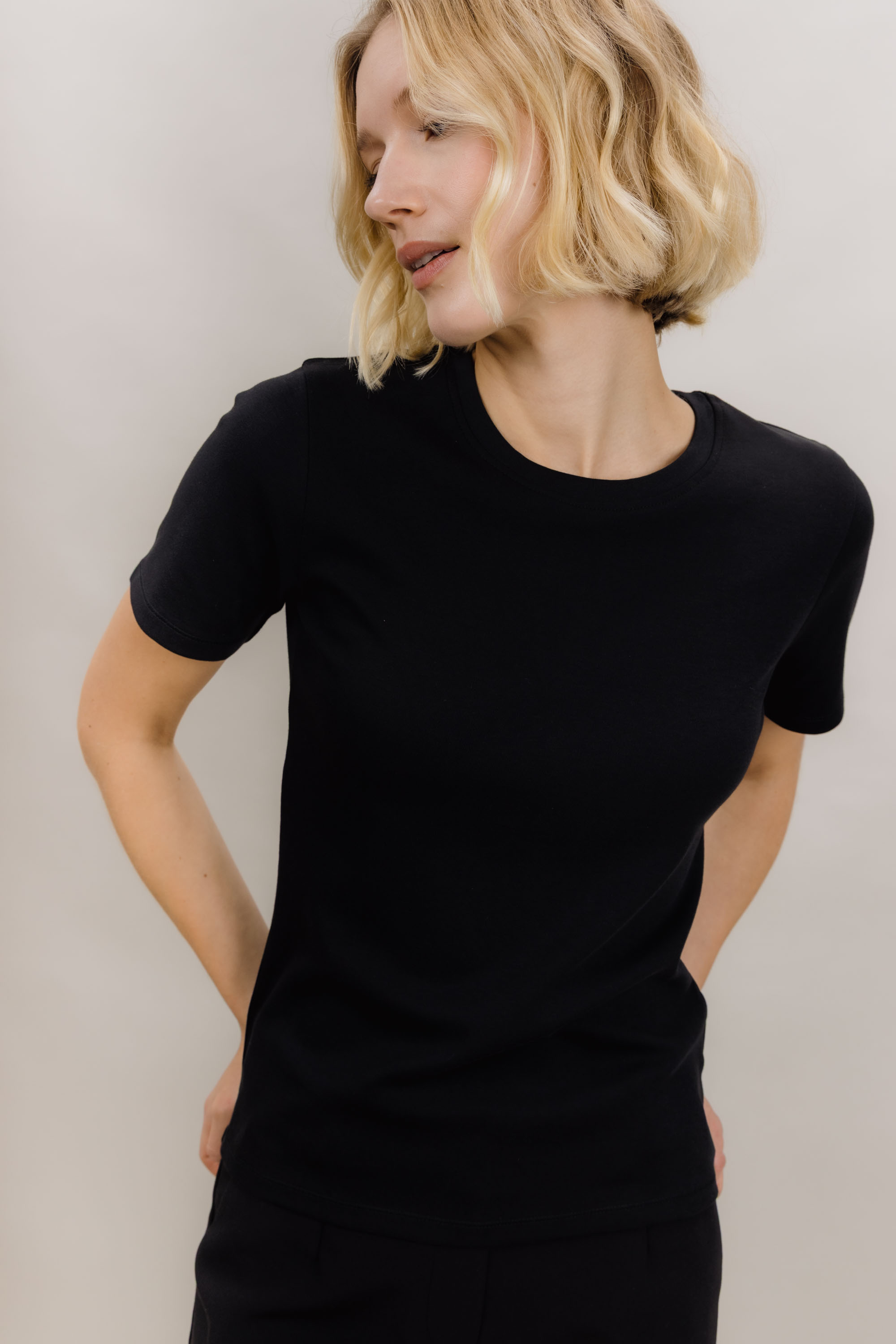 Urban Pioneers Female Linn Tee T-SHIRT BLACK