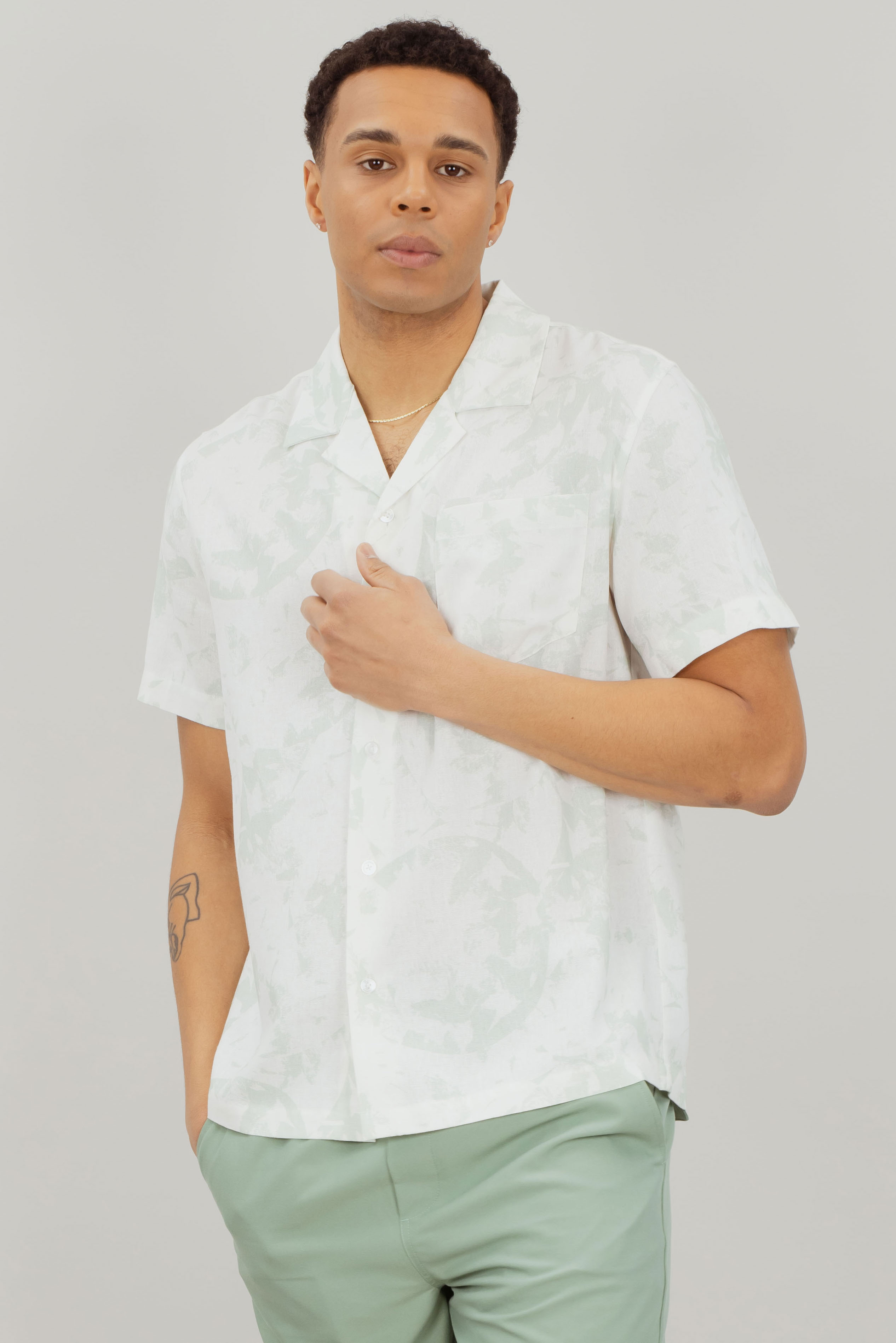 Urban Pioneers Male Luciano SS SHIRT LIGHT GREEN AOP